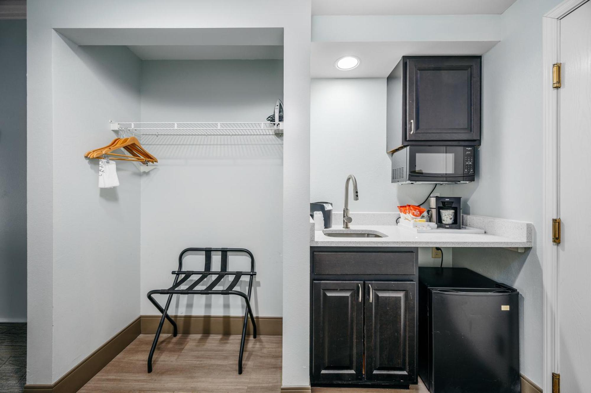 Cherry Tree Inn & Suites Τράβερς Σίτι Εξωτερικό φωτογραφία