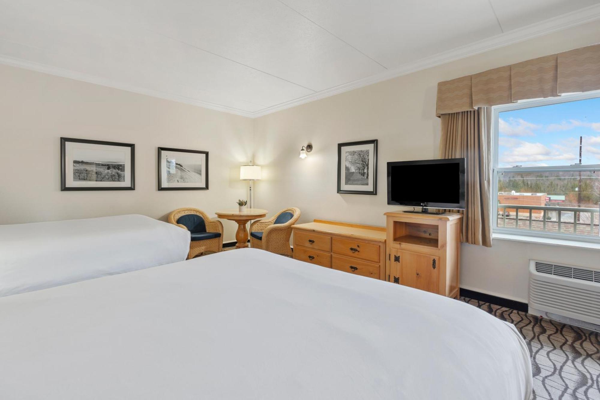 Cherry Tree Inn & Suites Τράβερς Σίτι Εξωτερικό φωτογραφία