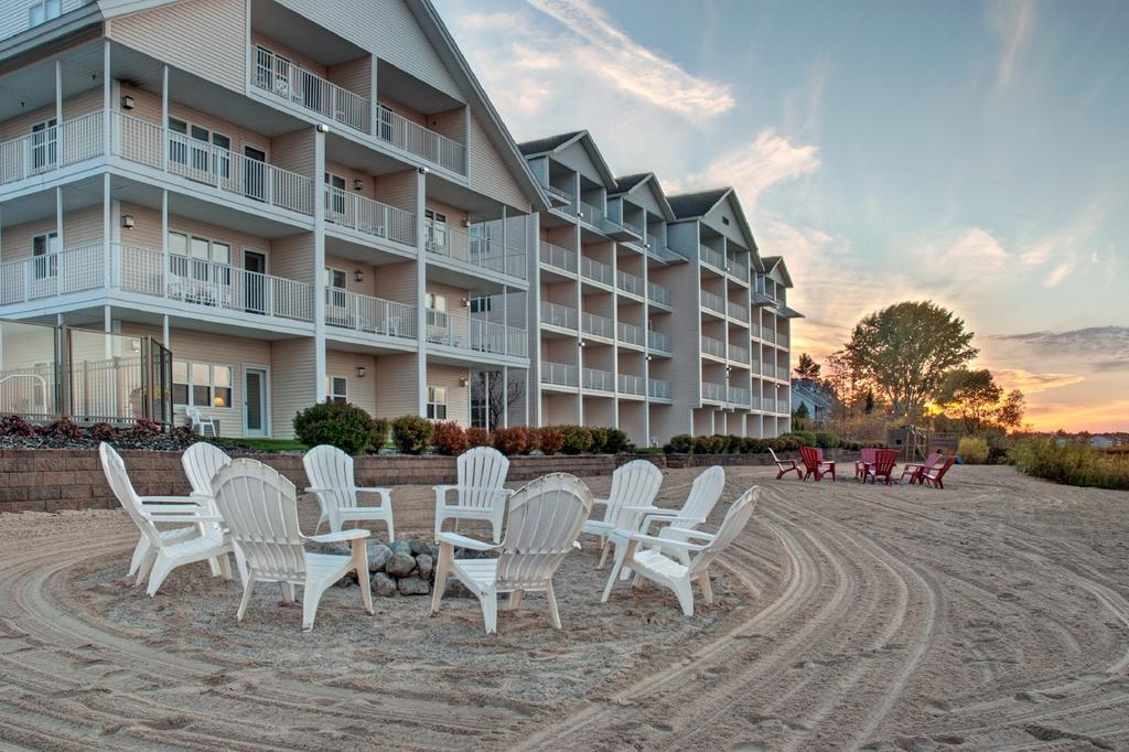 Cherry Tree Inn & Suites Τράβερς Σίτι Εξωτερικό φωτογραφία