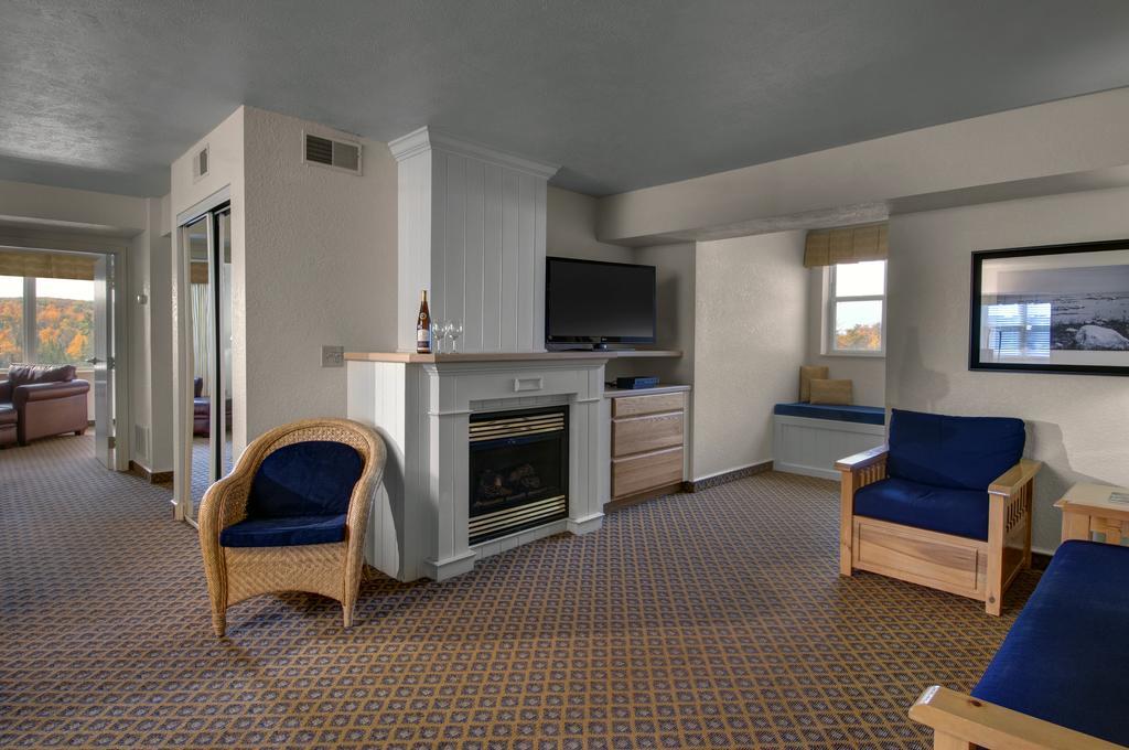 Cherry Tree Inn & Suites Τράβερς Σίτι Εξωτερικό φωτογραφία