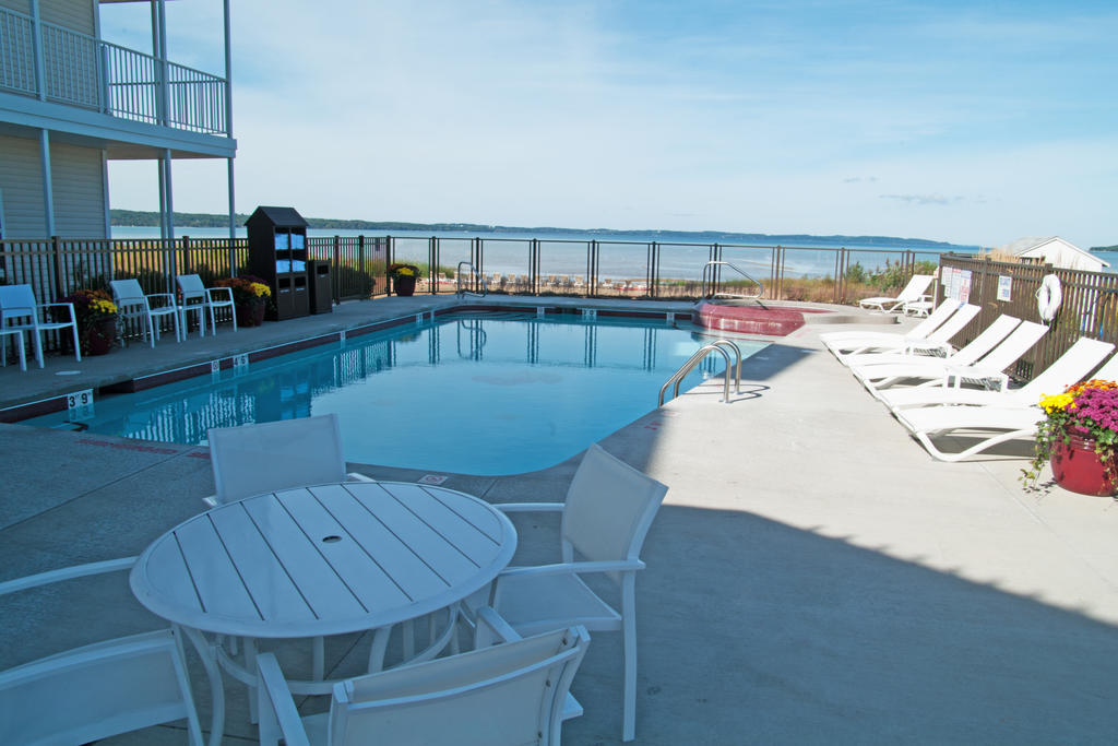 Cherry Tree Inn & Suites Τράβερς Σίτι Εξωτερικό φωτογραφία